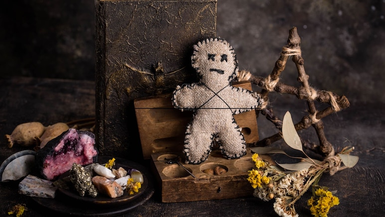 Dharashiv News: निवडणुकीत अंधश्रद्धेचा खेळ! उमेदवाराच्या फोटोवर जादूटोणा, दृश्य पाहून खळबळ