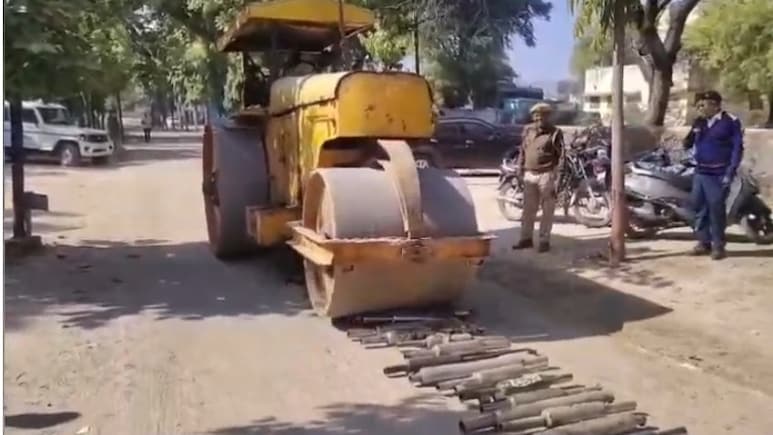 Rajasthan: पटाखा बुलेट बाइक पर पुलिस की कड़ी कार्रवाई, 125 मॉडिफाइड साइलेंसर को रोलर से किया चकनाचूर  