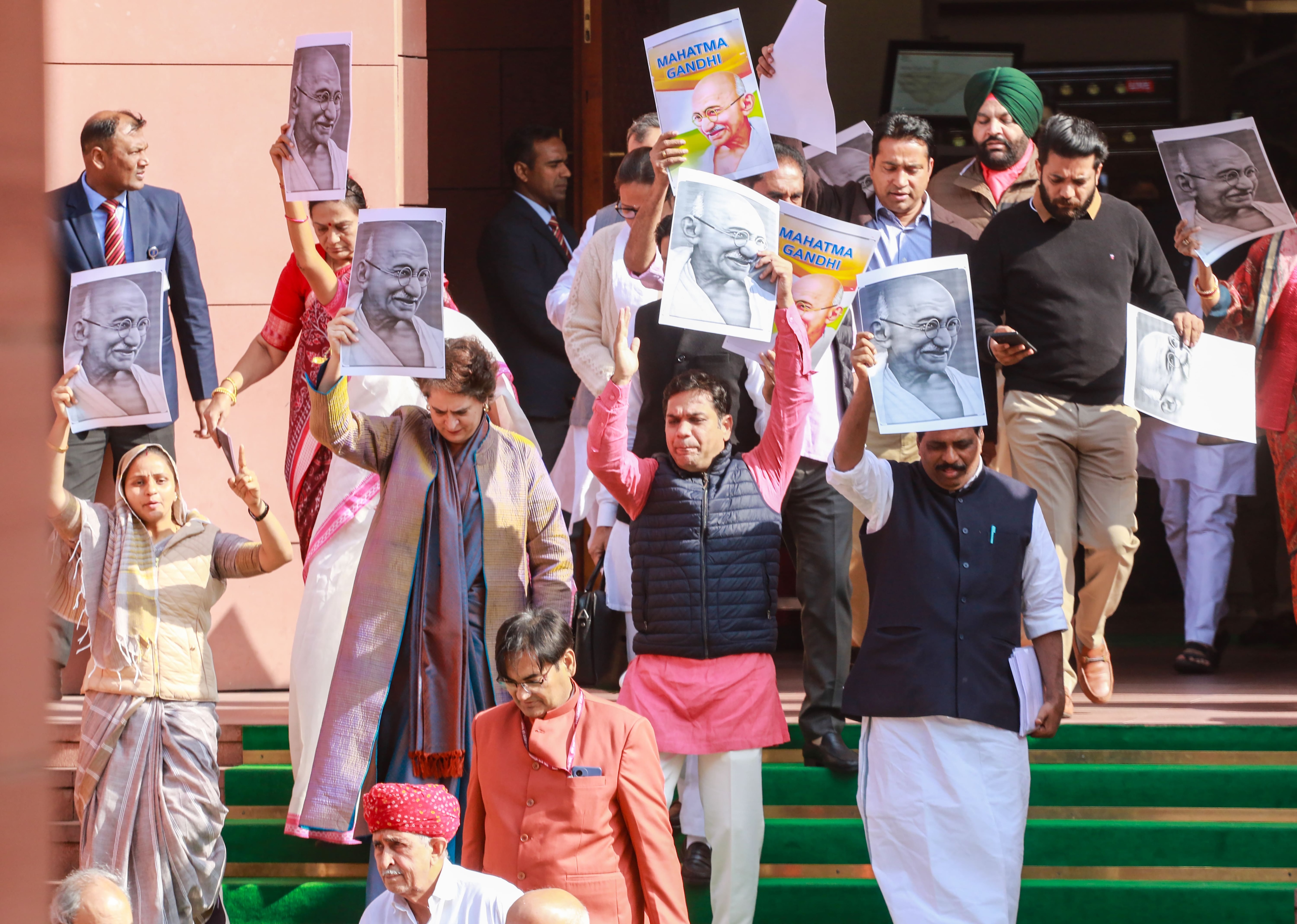 विपक्षी सांसदों के साथ सदन से बाहर निकलती प्रियंका गांधी. विपक्षी सांसदों के साथ सदन से बाहर निकलती प्रियंका गांधी.