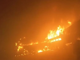 यमुना एक्सप्रेसवे पर भीषण सड़क हादसा, घने कोहरे में भिड़ीं 7 बसें और 3 कारें, भयानक आग में 13 यात्रियों की मौत