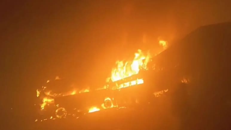 यमुना एक्सप्रेसवे पर भीषण सड़क हादसा, घने कोहरे में भिड़ीं 7 बसें और 3 कारें, भयानक आग में 13 यात्रियों की मौत