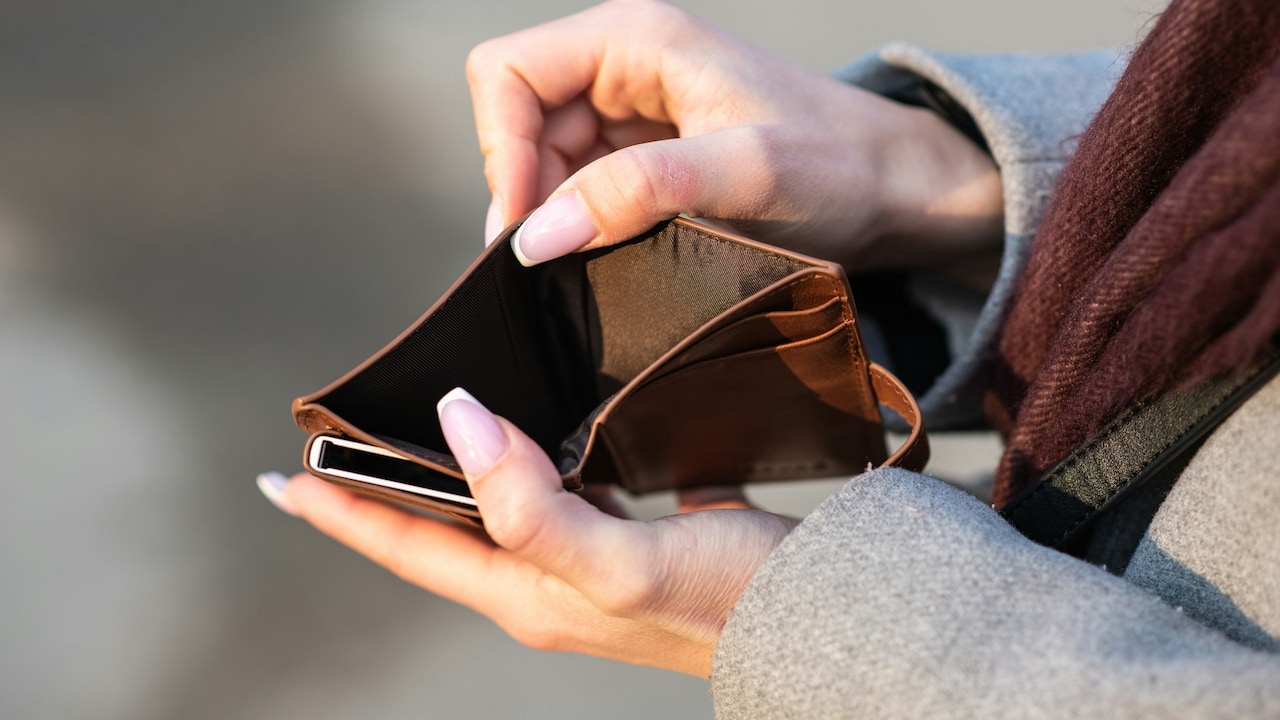 Grab best deals on slim wallets that fit all your essentials seamlessly