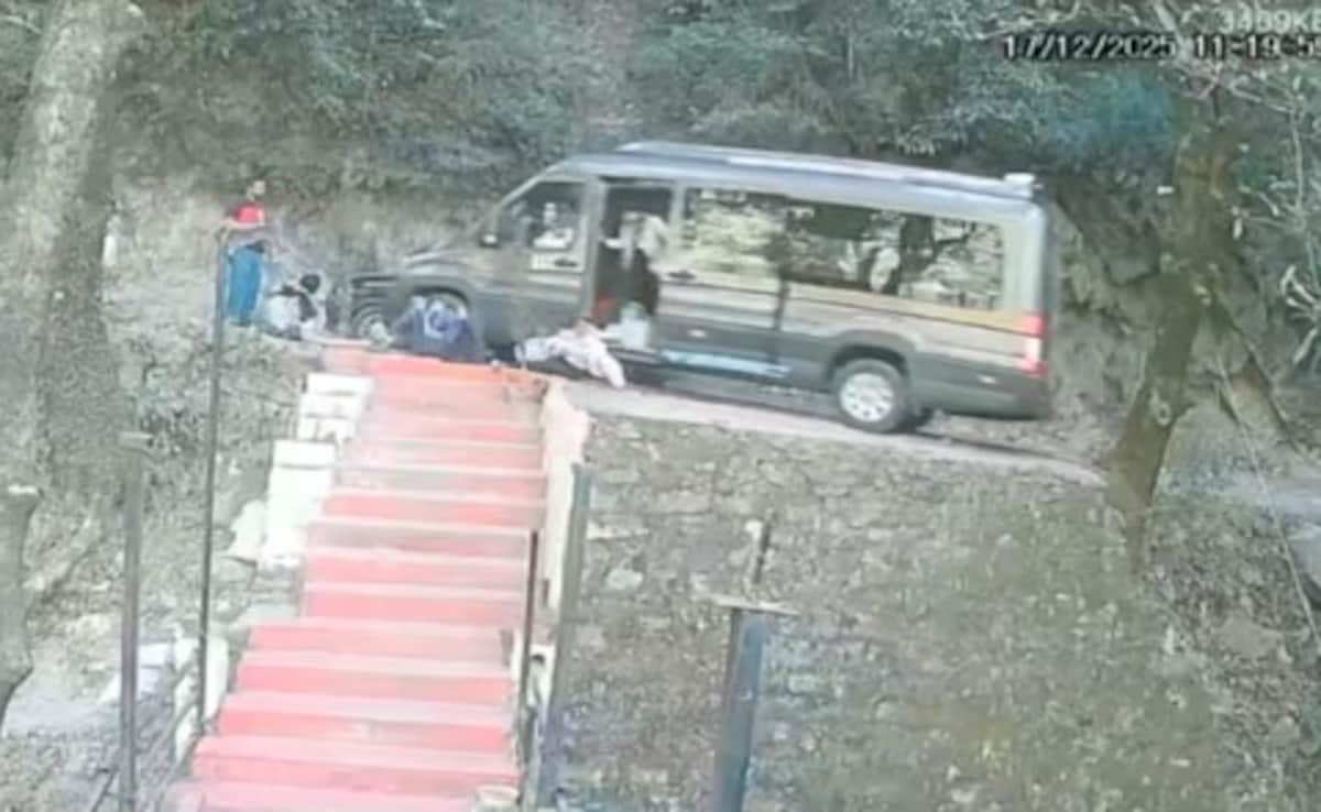 Video: Passengers' Dramatic Escape As Van Rolls Down Slope Near Dalhousie