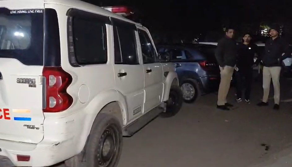 दिल्‍ली में मिले करोड़ों के पुराने नोट, 2 कारों में था 500-1000 के नोटों का जखीरा, 4 गिरफ्तार