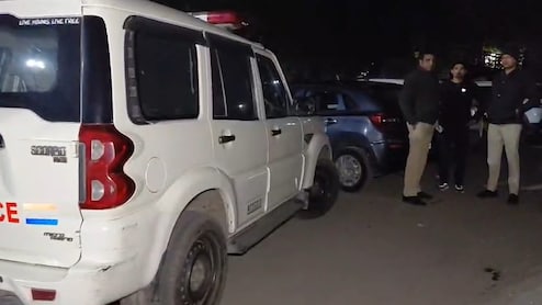 दिल्‍ली में मिले करोड़ों के पुराने नोट, 2 कारों में था 500-1000 के नोटों का जखीरा, 4 गिरफ्तार