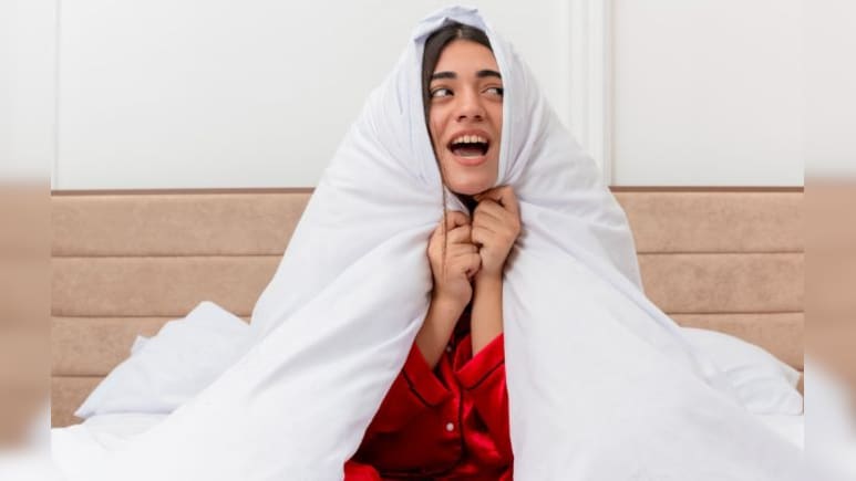 GK Question: सोफा और रजाई को हिंदी में क्या कहते हैं? आप पक्का नहीं जानते होंगे इसका जवाब