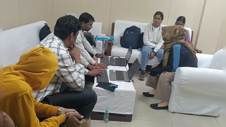 रिश्वत लेते रंगे हाथ पकड़ी गई महिला हेड कॉन्स्टेबल, देवास में लोकायुक्त ने की बड़ी कार्रवाई