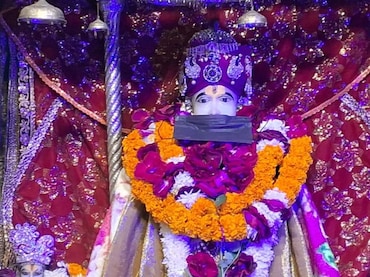 मंद&zwj;िरों में भगवान ने पहने मास्&zwj;क, शेखावटी में ठंड के साथ बढ़ा पॉल्&zwj;यूशन