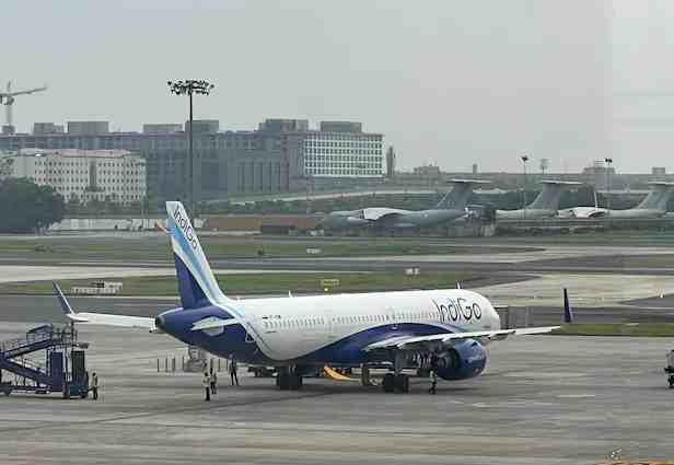 पहले डिले, फिर 200 फ्लाइट कैंसिल... इंडिगो के यात्री परेशान, एयरलाइंस ने अब दी सफाई