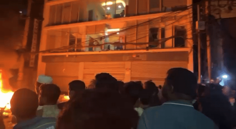 बांग्लादेश में फिर भड़की हिंसा, युवा नेता उस्मान हादी की मौत के बाद प्रदर्शनकारी हुए उग्र