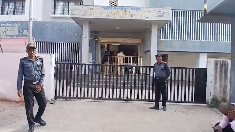 पुलिस पर भरोसा नहीं! मतदान के बाद स्टॉन्ग रूम के बाहर क्यों खड़े किए प्राइवेट सिक्योरिटी गार्ड