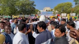 झुंझुनूं: विरोध प्रदर्शन में नहीं पहुंचे कांग्रेस के सांसद-विधायक, सड़क पर उतरे थे कार्यकर्ता