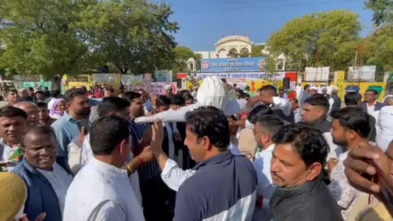 झुंझुनूं: विरोध प्रदर्शन में नहीं पहुंचे कांग्रेस के सांसद-विधायक, सड़क पर उतरे थे कार्यकर्ता