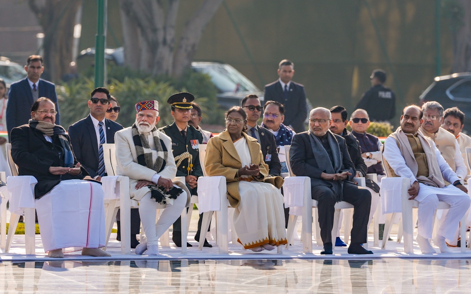 सुशासन दिवस पर पीएम मोदी के साथ सभी नेताओं ने अटल बिहारी वाजपेयी की समाधि पर श्रद्धांजलि दी. इस दौरान काफी अच्छी धूप खिली रही. सुशासन दिवस पर पीएम मोदी के साथ सभी नेताओं ने अटल बिहारी वाजपेयी की समाधि पर श्रद्धांजलि दी. इस दौरान काफी अच्छी धूप खिली रही.