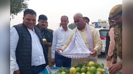 Rajasthan: पॉलीथ&zwj;िन में अमरूद देने पर भड़के मंत्री, मदन द&zwj;िलावर ने ठेले वाले के सामने फैला दी झोली
