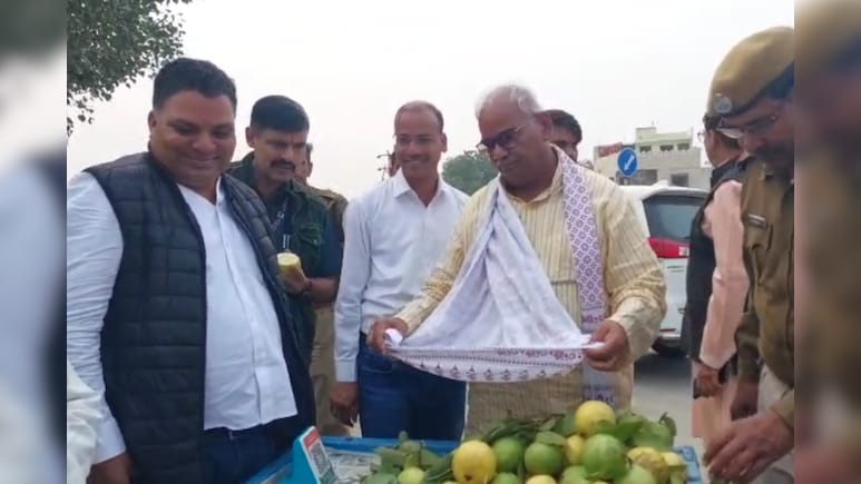 Rajasthan: पॉलीथ‍िन में अमरूद देने पर भड़के मंत्री, मदन द‍िलावर ने ठेले वाले के सामने फैला दी झोली