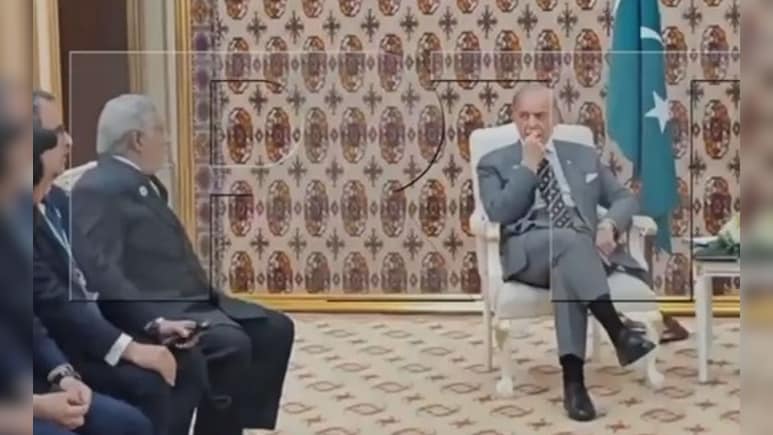 कभी मुंह पर रखा हाथ तो कभी... 40 मिनट इतंजार के बाद भी नहीं आए पुतिन, बेआबरू होकर लौटे PAK पीएम शहबाज