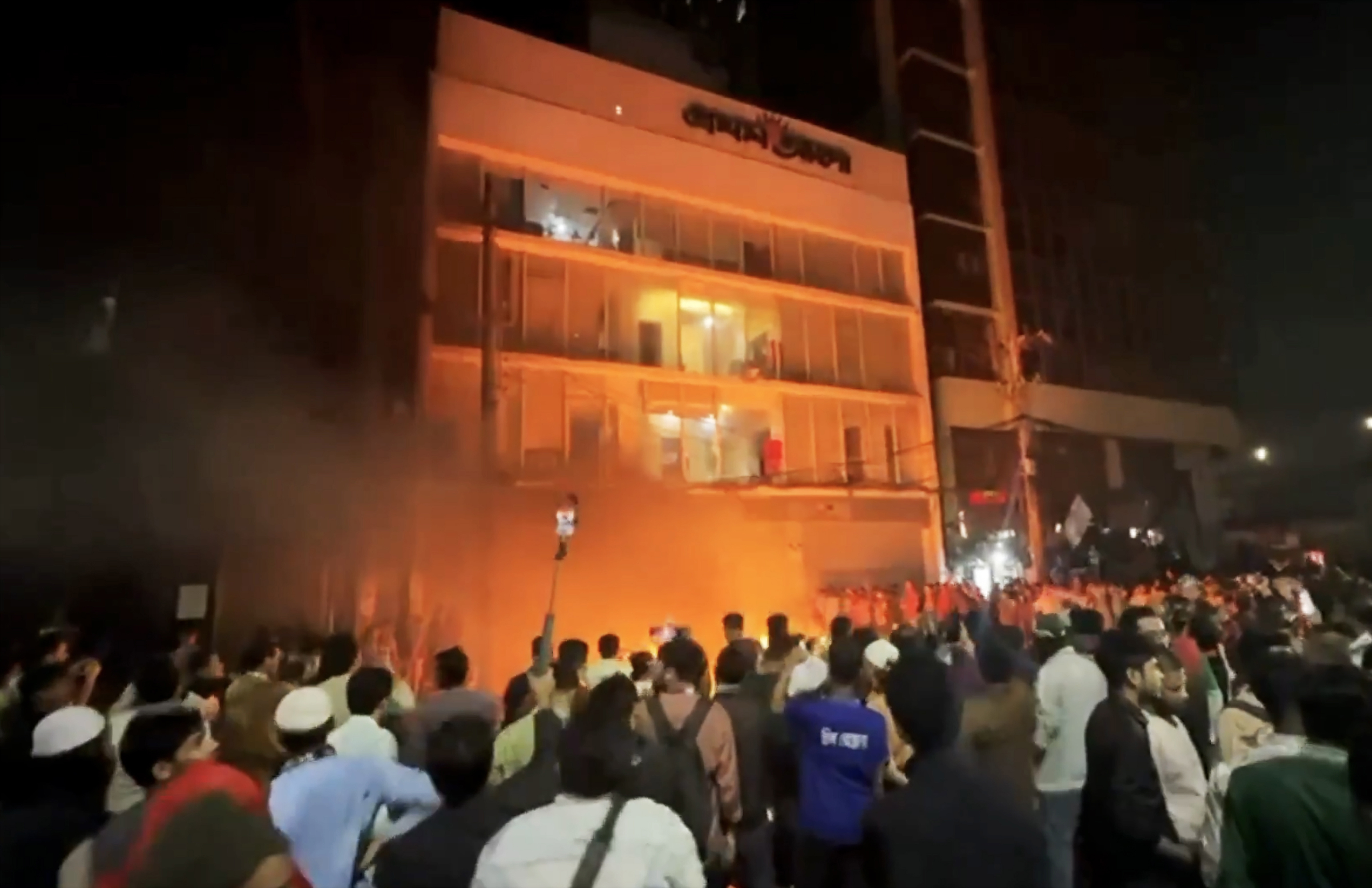 एक हत्या से जल उठा बांग्लादेश! पत्रकारों को जिंदा जलाने की कोशिश, बाल पकड़कर बुरी तरह मारा- दहलाने वाला वीडियो