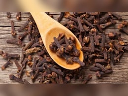 लौंग को रात में मुंह में रखने के क्या फायदे हैं? क्या लौंग को रात भर मुंह में छोड़ सकते हैं, एक्सपर्ट से जानिए