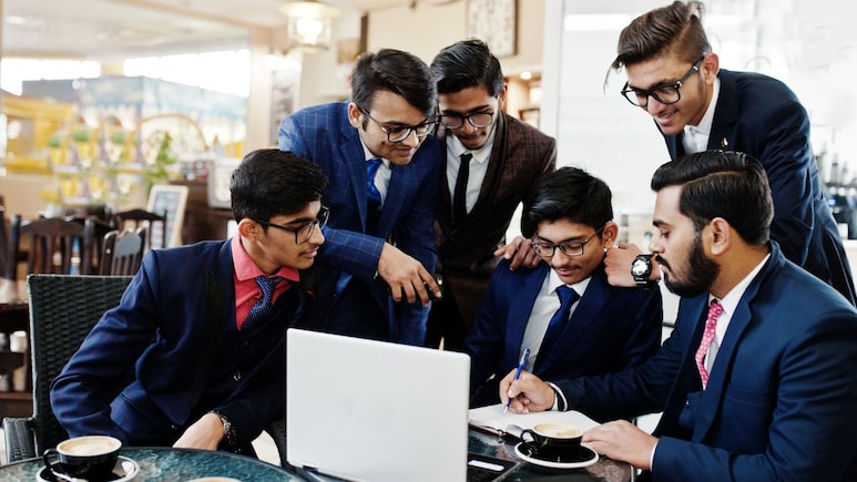 घर पर BOSS का फोन नहीं उठाने वाला नियम इन देशों में है लागू, पहली बार ये देश लाया कानून