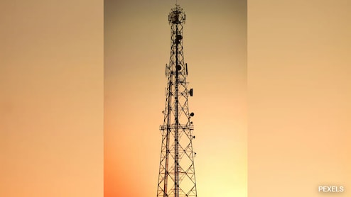 Jammu News: दुकान नहीं मिली तो टावर पर चढ़ गया कश्मीरी पंडित, बैकफुट पर आए अधिकारियों ने लिखित में दिया ये आश्वासन