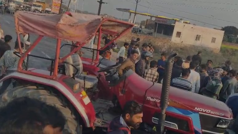 भिंड-ग्वालियर NH-719 पर फिर मौत का तांडव! डंपर की टक्कर से ट्रैक्टर-ट्रॉली पलटी, महिला की मौत, सरपंच समेत 15 घायल