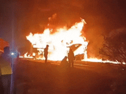 कर्नाटक के चित्रदुर्ग में लॉरी से टक्कर के बाद बस में लगी आग, 10 लोगों की मौत