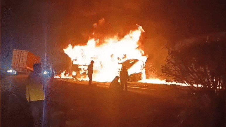 कर्नाटक के चित्रदुर्ग में लॉरी से टक्कर के बाद बस में लगी आग, 12 लोगों की मौत