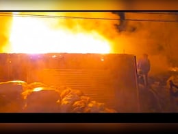 रतलाम शहर में आधीरात मची अफरा-तफरी, भीषण आग लगने  से लोग जान बचाने यहां-वहां भागते रहे 