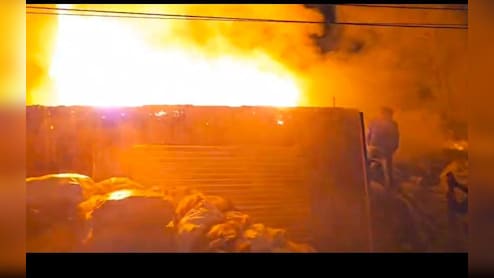 रतलाम शहर में आधीरात मची अफरा-तफरी, भीषण आग लगने &nbsp;से लोग जान बचाने यहां-वहां भागते रहे&nbsp;