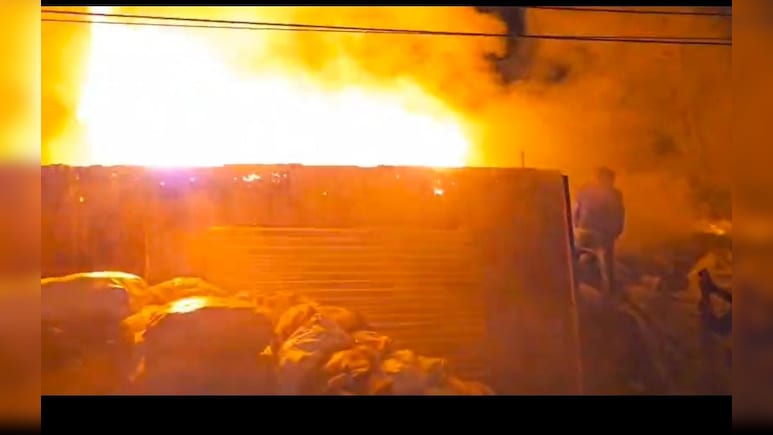 रतलाम शहर में आधीरात मची अफरा-तफरी, भीषण आग लगने  से लोग जान बचाने यहां-वहां भागते रहे 