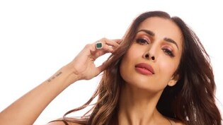 52 में भी लुक्स में हीरोइनों को टक्कर दे रहीं मलाइका अरोड़ा, बाथरोब मिरर सेल्फी देख फैन्स हार बैठे दिल