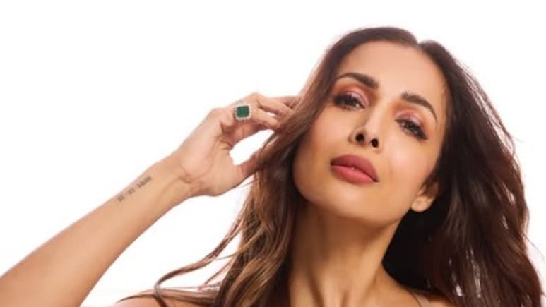 52 में भी लुक्स में हीरोइनों को टक्कर दे रहीं मलाइका अरोड़ा, बाथरोब मिरर सेल्फी देख फैन्स हार बैठे दिल