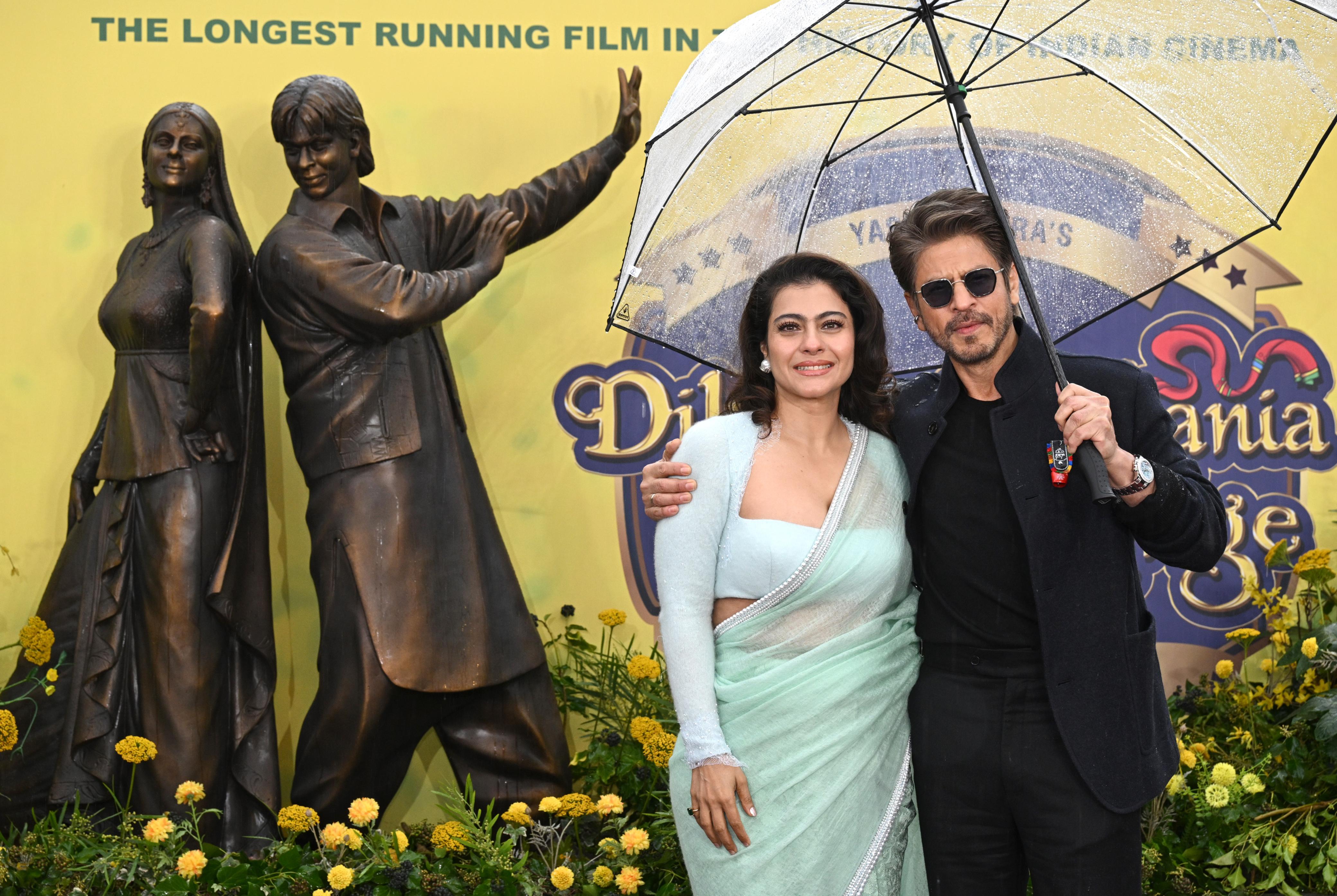 Shah Rukh Khan And Kajol Unveil <i>Dilwale Dulhania Le Jayenge</i> Bronze Statue In London. See Pics