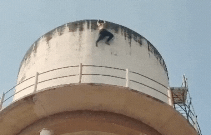 पानी की टंकी पर चढ़ा युवक; कपड़े उतारकर किया हाईवोल्टेज ड्रामा, पुलिस-परिजन परेशान- देखें VIDEO