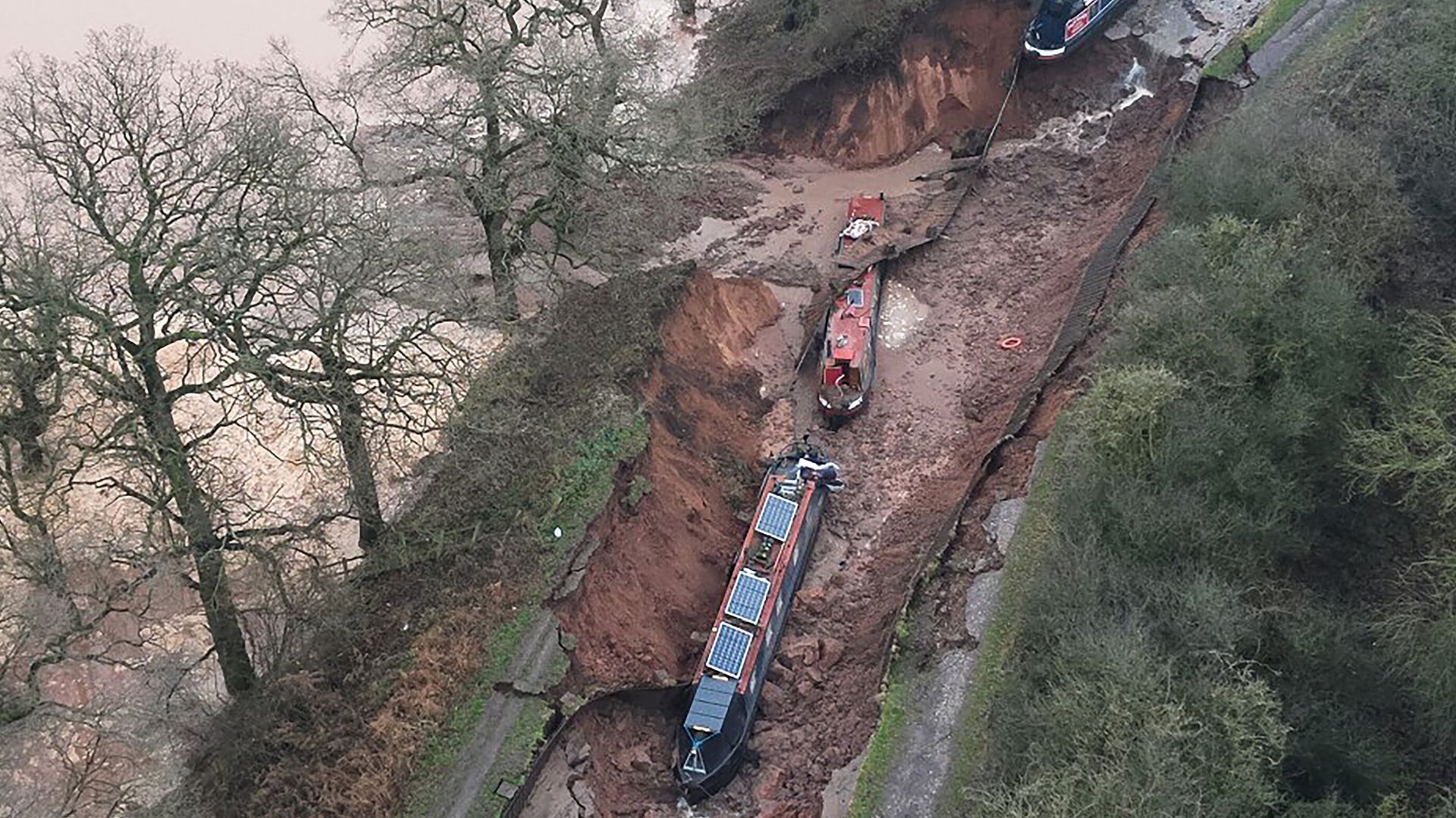 पाताललोक में समा गई नहर! लहरों में गुजर रही थीं नावें, अचानक सूख गई नहर, हैरान कर देगा ये Video
