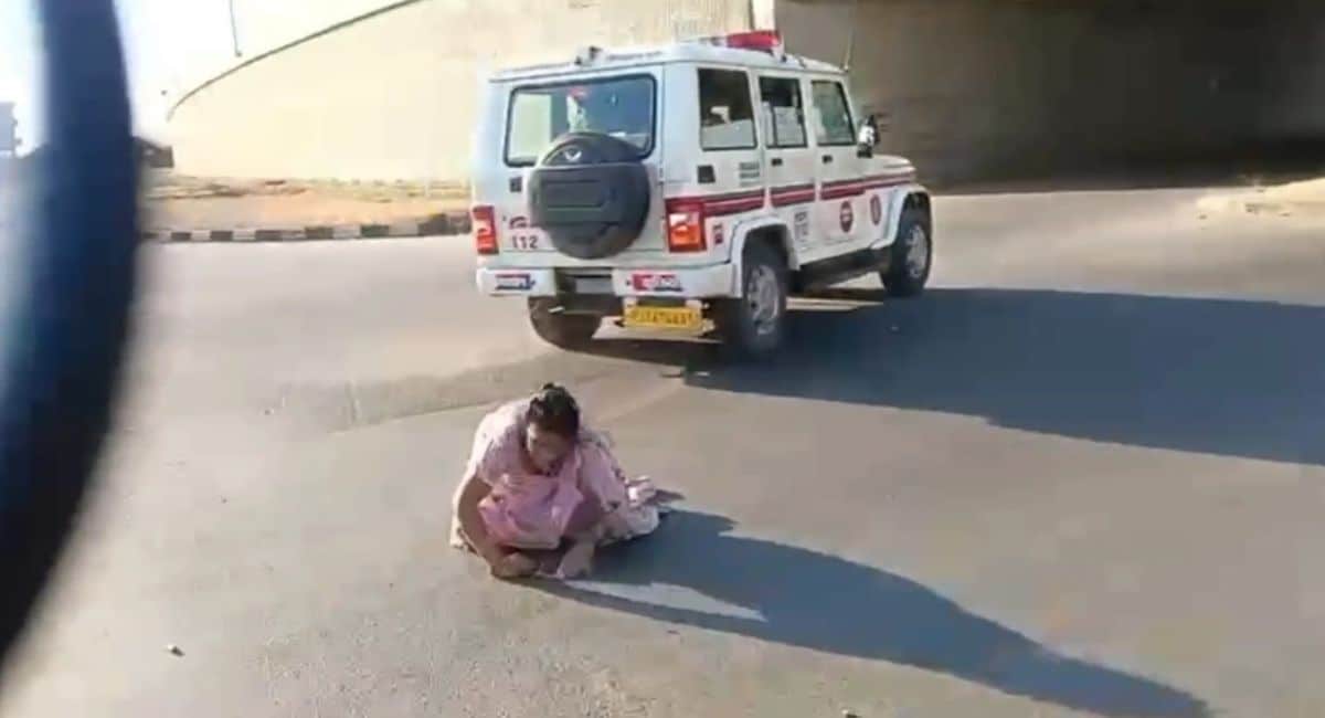 पुलिस ने महिला को झटका तो सड़क पर गिरकर घायल हो गई. 