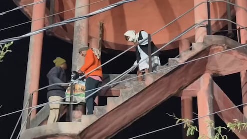 डीएम के मनाने पर रात 12 बजे पानी की टंकी से उतरा बुजुर्ग दंपत‍ि, करीब 12 घंटे तक मान मनौव्वल चला