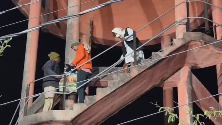 डीएम के मनाने पर रात 12 बजे पानी की टंकी से उतरा बुजुर्ग दंपत‍ि, करीब 12 घंटे तक मान मनौव्वल चला