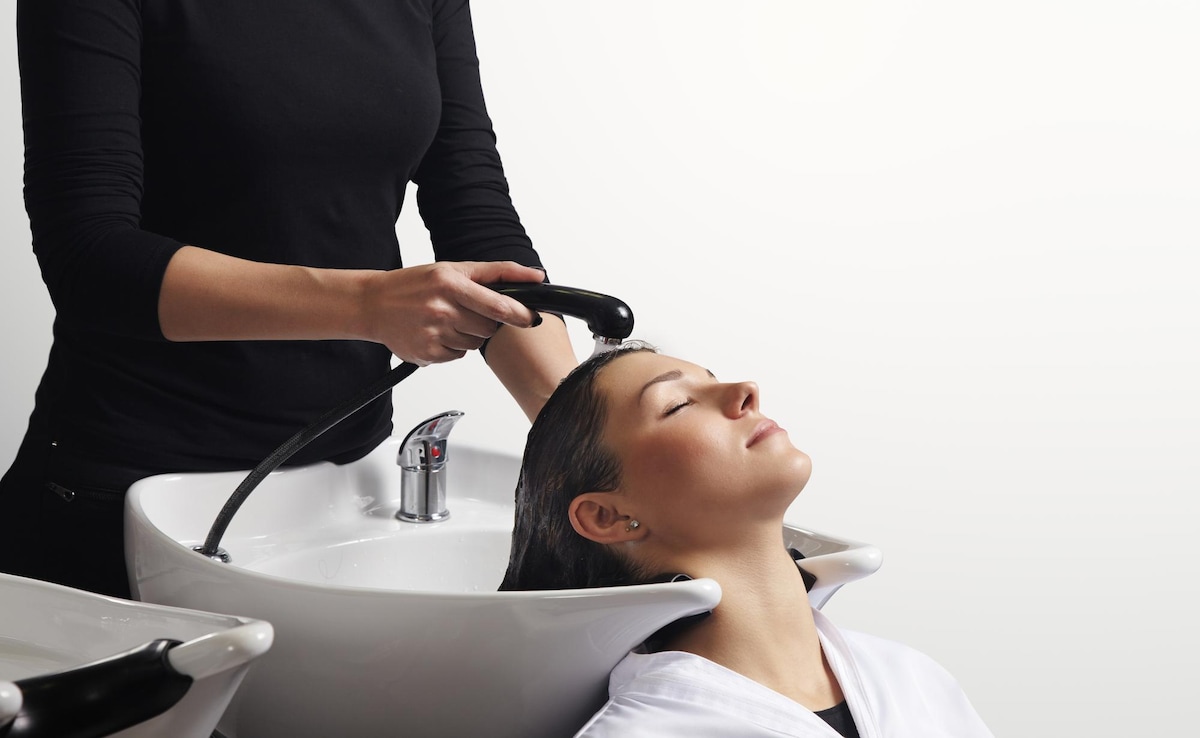 Easy Hacks For Hair Washing Without Getting A Cold During Winters