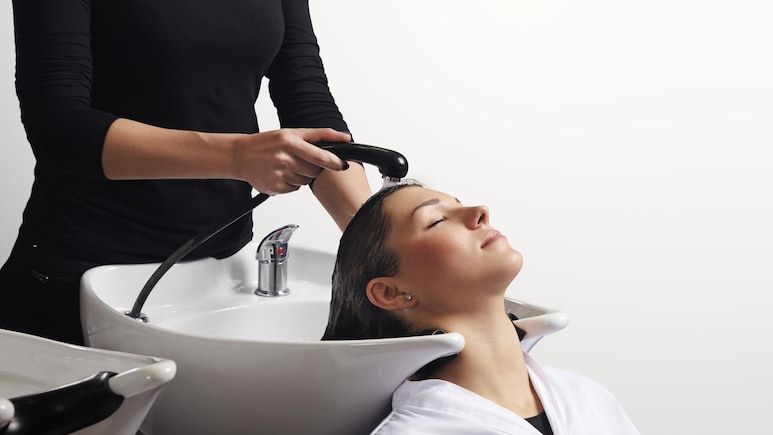 Easy Hacks For Hair Washing Without Getting A Cold During Winters