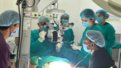 Sagar: बुंदेलखंड मेडिकल कॉलेज में कॉर्निया ट्रांसप्लांट सर्जरी, सफल ऑपरेशन से लौटी 1 महीने की बच्ची और एक महिला की आंखों की रोशनी