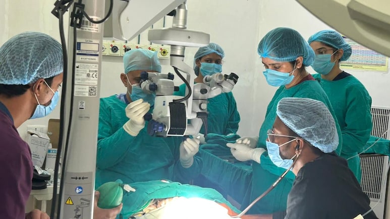 Sagar: बुंदेलखंड मेडिकल कॉलेज में कॉर्निया ट्रांसप्लांट सर्जरी, सफल ऑपरेशन से लौटी 1 महीने की बच्ची और एक महिला की आंखों की रोशनी