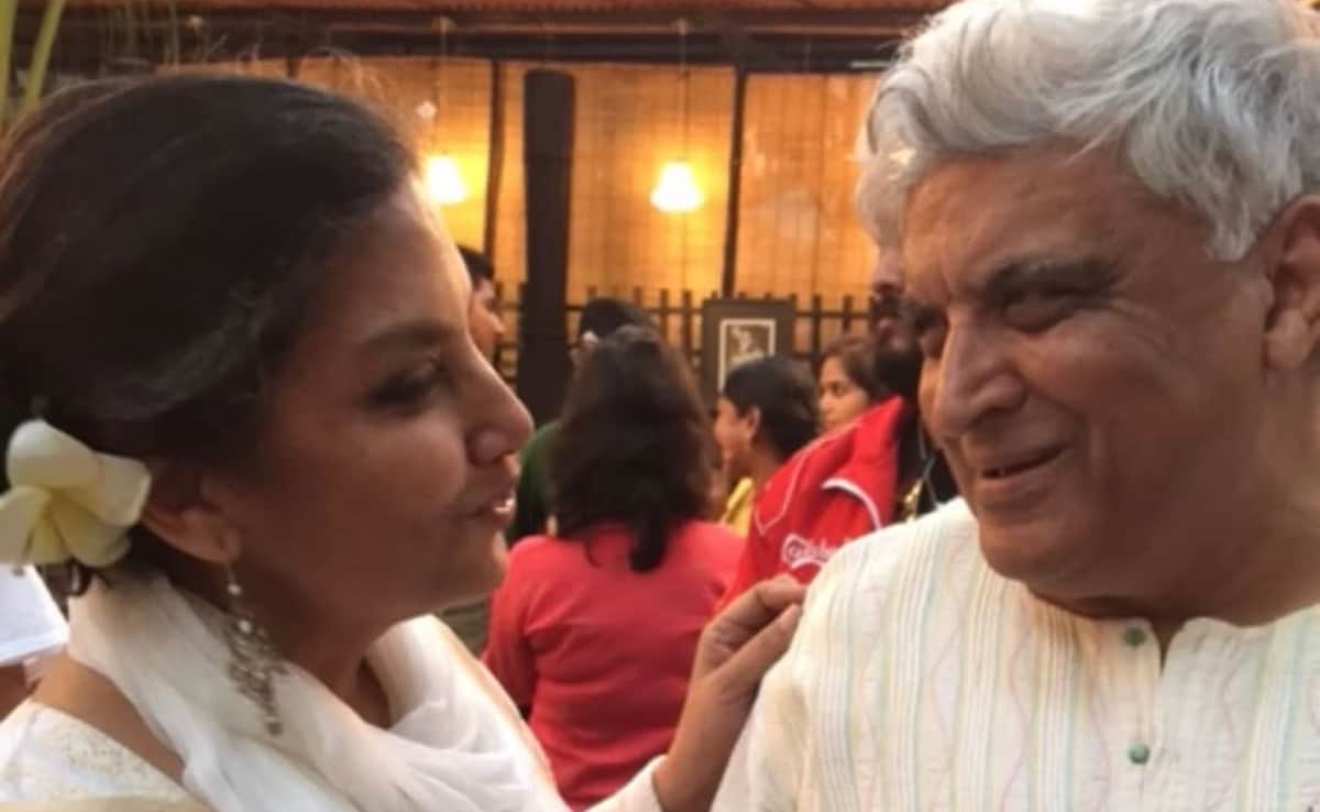 Shabana Azmi And Javed Akhtar Can't Take Eyes Off Each Other In 41st Wedding Anniversary Post