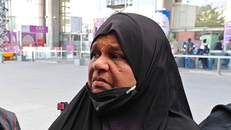 IndiGo flight: "अजमेर दरगाह माथा टेकने आई थी, यहां फंस गई", फ‍ात‍िमा बोली- अजनबी शहर में डर लग रहा