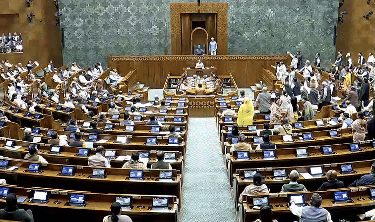 Parliament Winter Session Live Updates: लोकसभा में हंगामे के बीच पीएम मोदी के चेंबर में अहम बैठक, अश्विनी वैष्णव और किरेन रिजिजू मौजूद