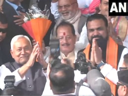 चेहरे पर हल्की मुस्कान.. हाथ हिलाते नीतीश कुमार.. बंपर जीत के बाद एनडीए की तस्वीर देखिए