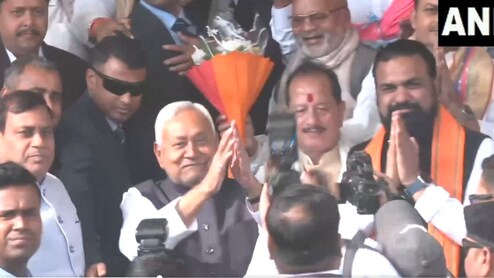 चेहरे पर हल्की मुस्कान.. हाथ हिलाते नीतीश कुमार.. बंपर जीत के बाद एनडीए की तस्वीर देखिए