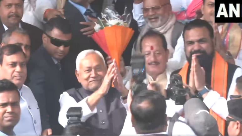 चेहरे पर हल्की मुस्कान.. हाथ हिलाते नीतीश कुमार.. बंपर जीत के बाद एनडीए की तस्वीर देखिए