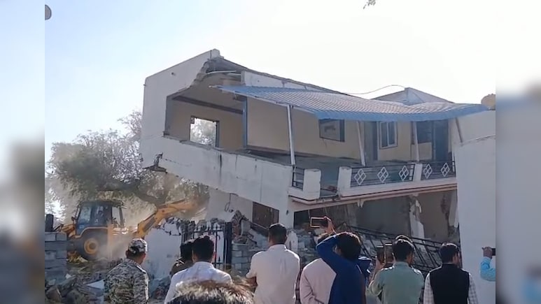 गैंगवार के बाद सीकर में हड़कंप, बदमाश की अवैध बिल्डिंग को किया ध्वस्त; अब कुर्क होगी प्रॉपर्टी